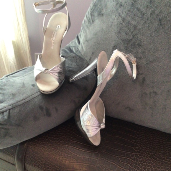 Cinderella’s Silver Heels 4 1/2” ‘glass’ heel w 1/2” platform, like new. Size7 - Picture 2 of 4